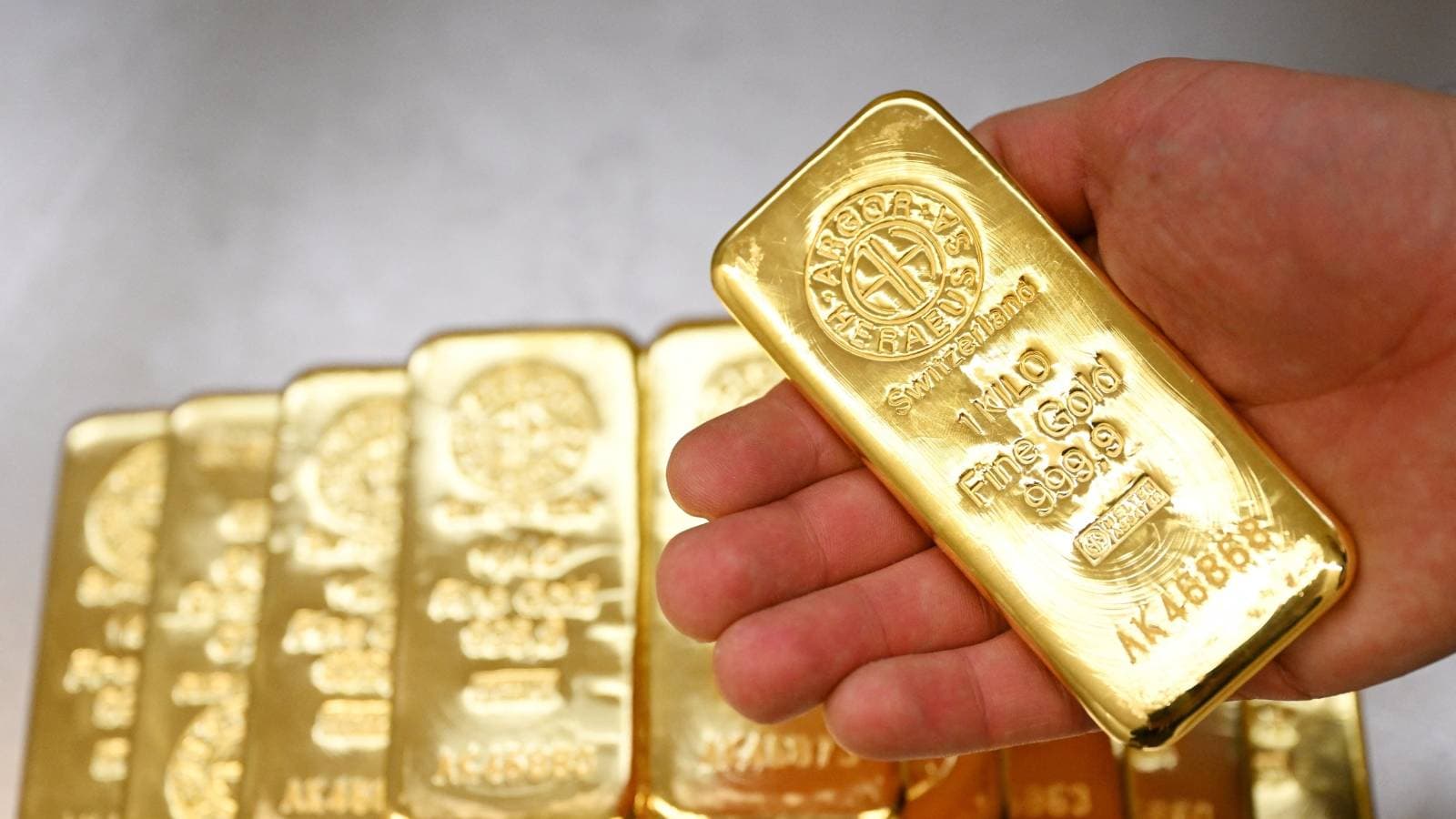 أسعار الذهب تتراجع بعد اقترابه من أعلى مستوى في 4 أسابيع .. ما الأسباب؟