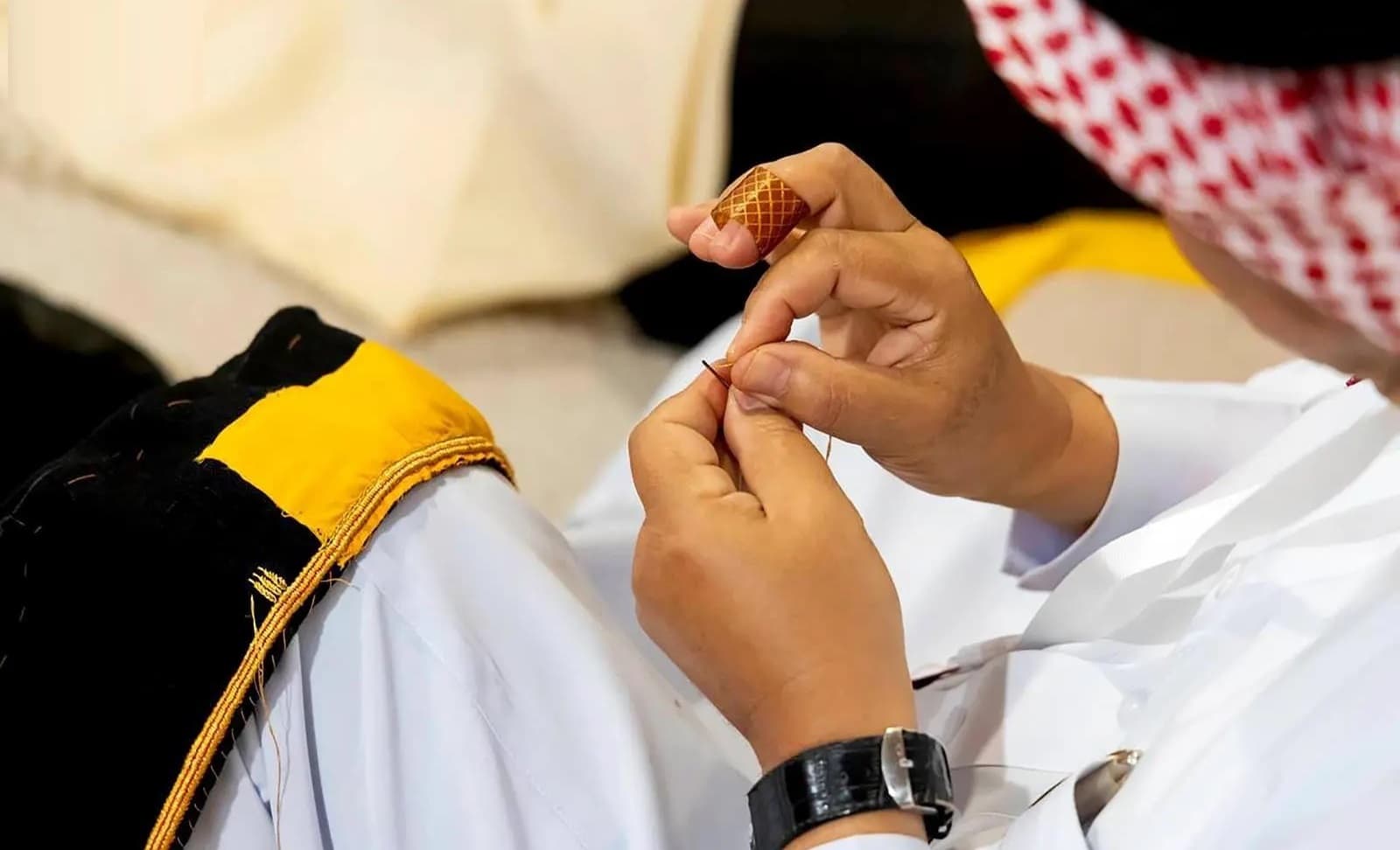 مهنة البشوت في السعودية .. مصانع تعيد توهج الحرفة و"التقليدي" يكافح للبقاء