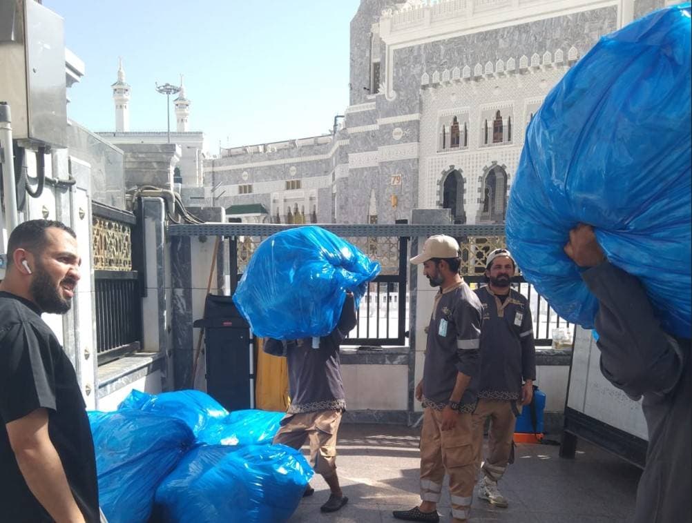 11 حاوية في الحرم المكي لإعادة تدوير إحرامات الحجاج وتستهدف 70 طنا