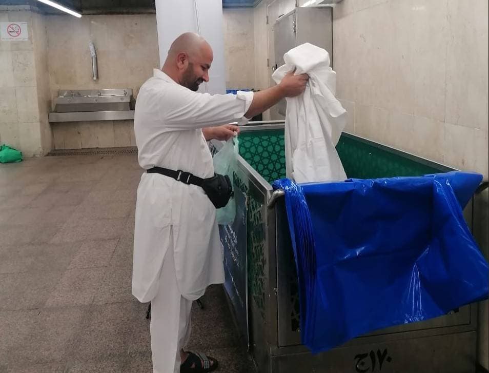 11 حاوية في الحرم المكي لإعادة تدوير إحرامات الحجاج وتستهدف 70 طنا