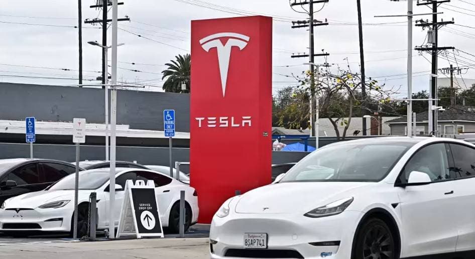 خفض تصنيف سهم تسلا يهدد بخسارة 27 % من قيمته في ظل خلاف ترمب وماسك
