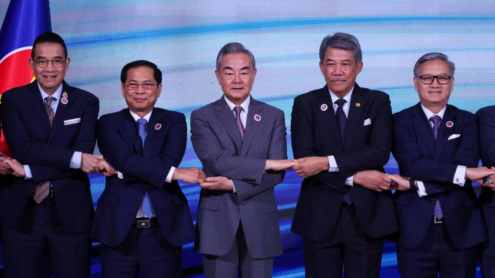 الصين تدعو الدول الآسيوية للتضامن مع اقتراب فرض الرسوم الأمريكية