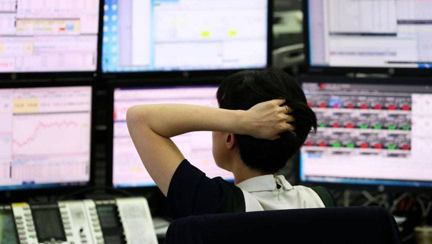 عقود الأسهم الأمريكية الآجلة تتراجع والدولار يرتفع بعد اقتراح ترمب زيادة الرسوم