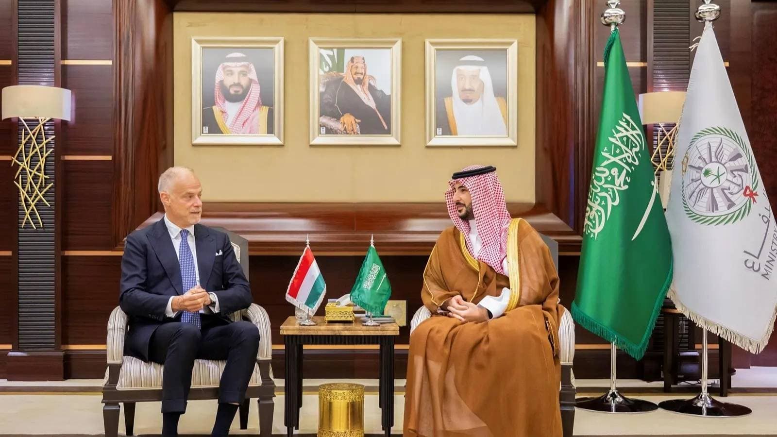 وزير الدفاع المجري: ننوي مع السعودية إقامة شراكة للتطوير الدفاعي والاستثمار المتبادل