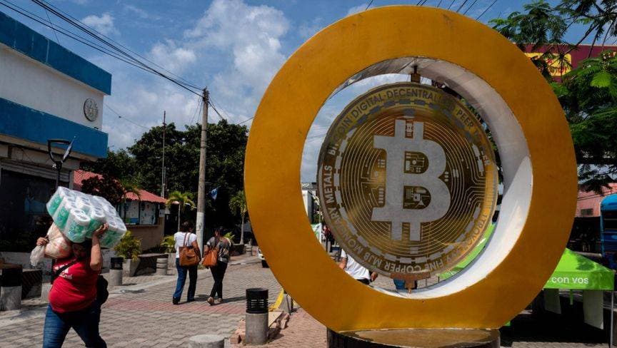 سعر بيتكوين يتراجع بفعل جني الأرباح بعد ارتفاع قياسي