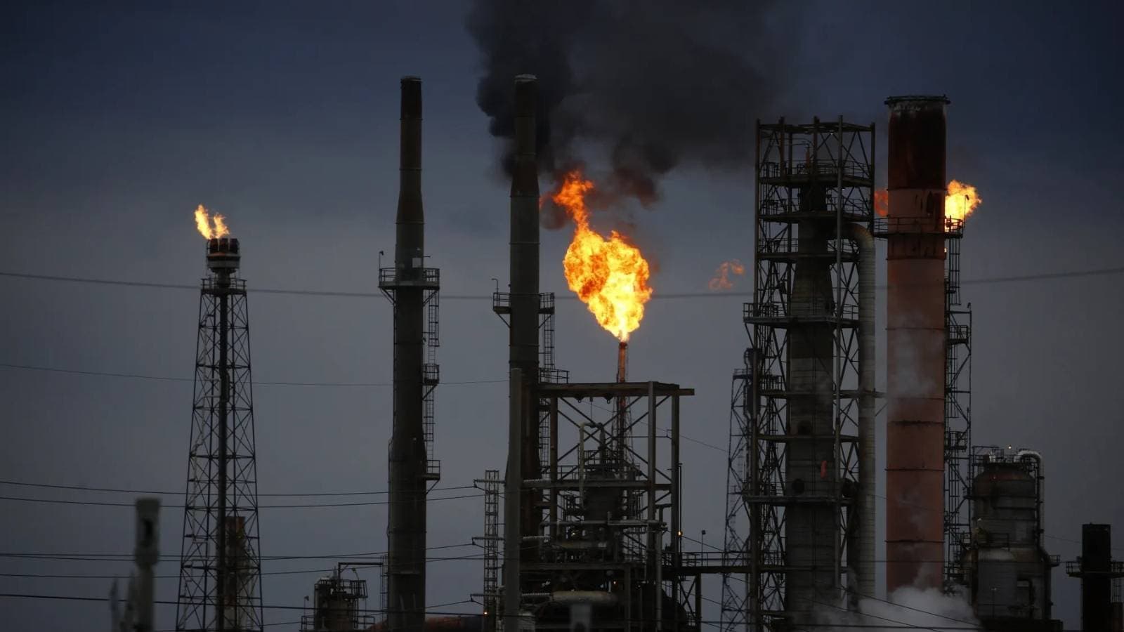 النفط ينخفض بشكل طفيف نتيجة تراجع مخاوف شح الإمدادات