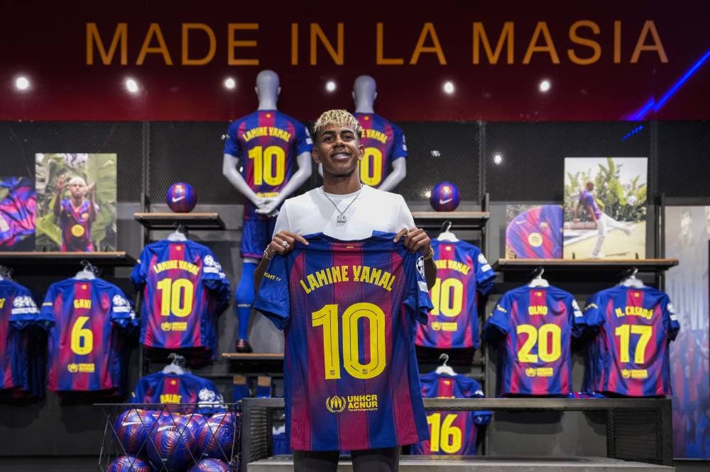 100 مليون يورو إجمالي رواتب لامين .. وبرشلونة يبدأ تسويق قميص الأساطير
