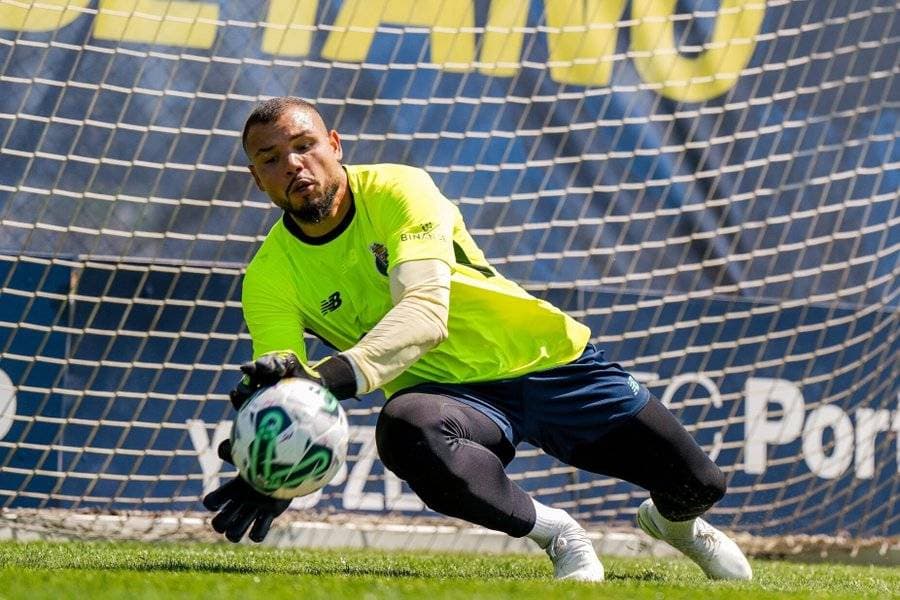 بورتو يشترط التمديد على الحارس بورتوغالي قبل إعارته إلى الأخدود مجانا