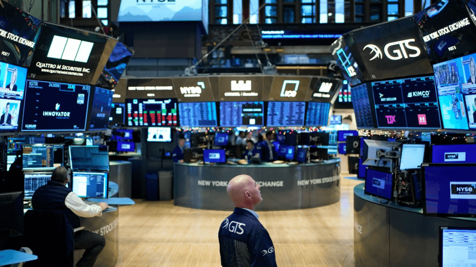 الأسهم الأمريكية تغلق عند مستوى قياسي مرتفع بدعم بيانات اقتصادية قوية