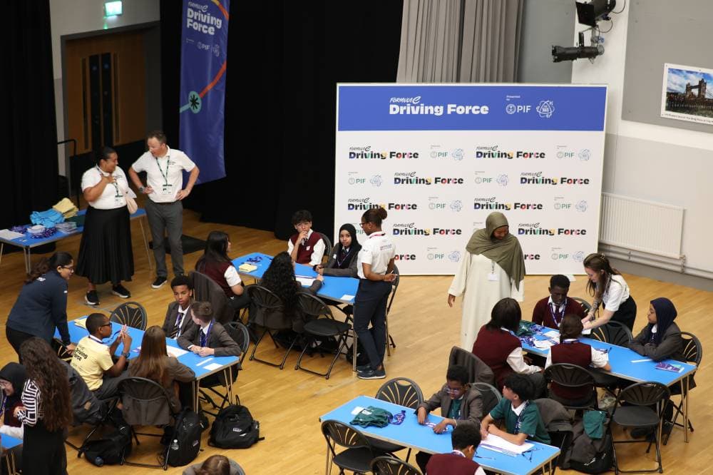 "PIF" وفورمولا إي يسهمان في تمكين 50 ألف من قادة المستقبل في مجالات الاستدامة