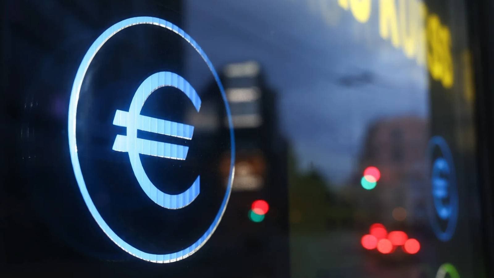 القلق من السياسات المرتبطة بالدولار يدفع الدول الناشئة نحو سندات اليورو