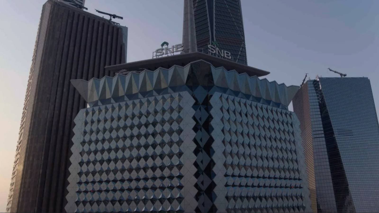 أرباح البنك الأهلي الربعية تنمو 17.3 % بدعم انخفاض مخصص خسائر الائتمان