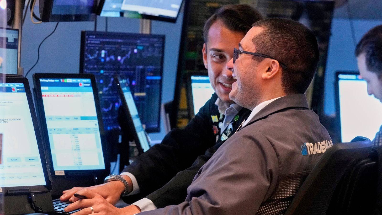 وول ستريت تغلق على تباين مع تراجع أسهم جنرال موتورز متأثرة بالرسوم الجمركية