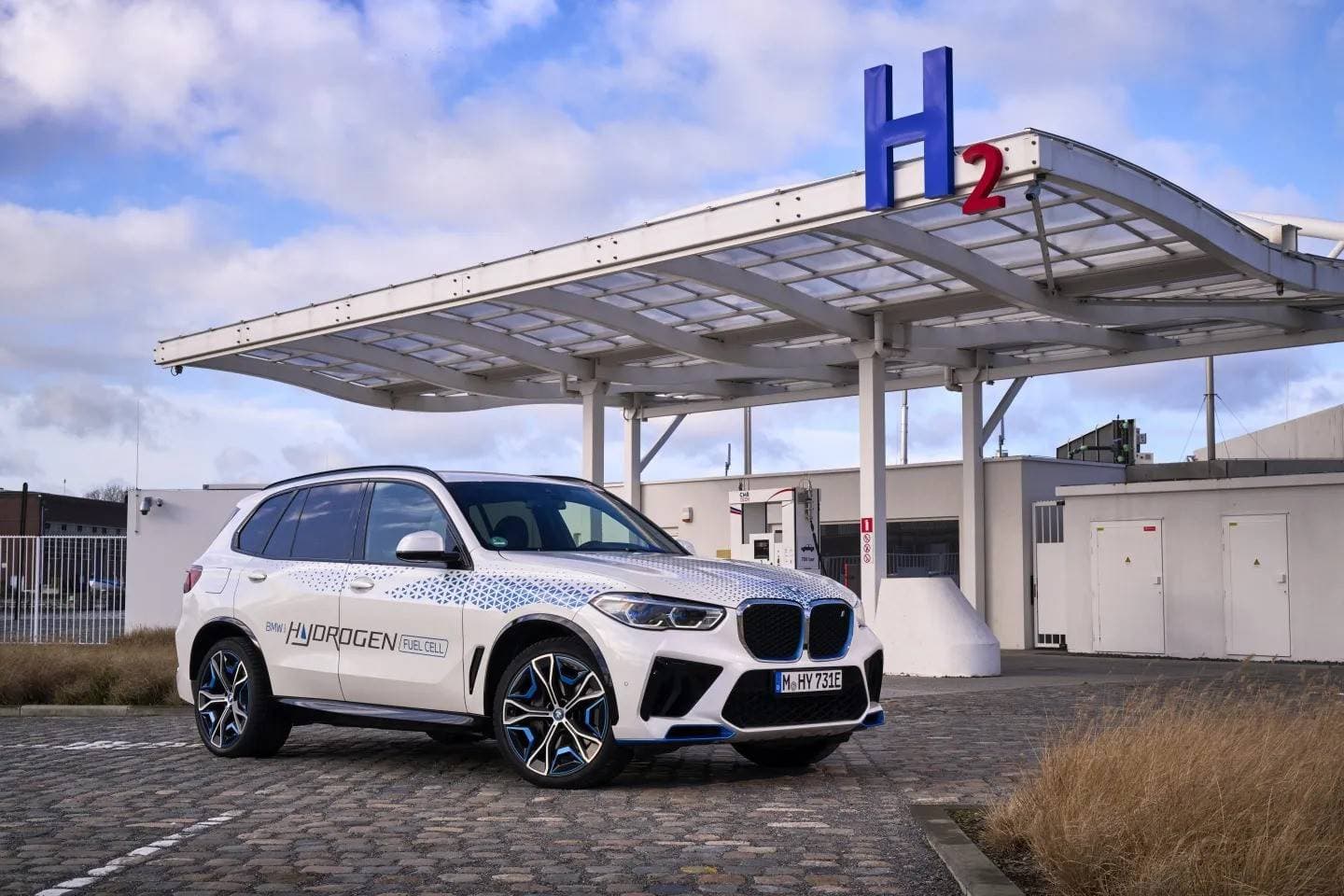 BMW تطلق أول سيارة بالهيدروجين في 2028 .. هل تهيمن التكنولوجيا على مستقبل النقل؟