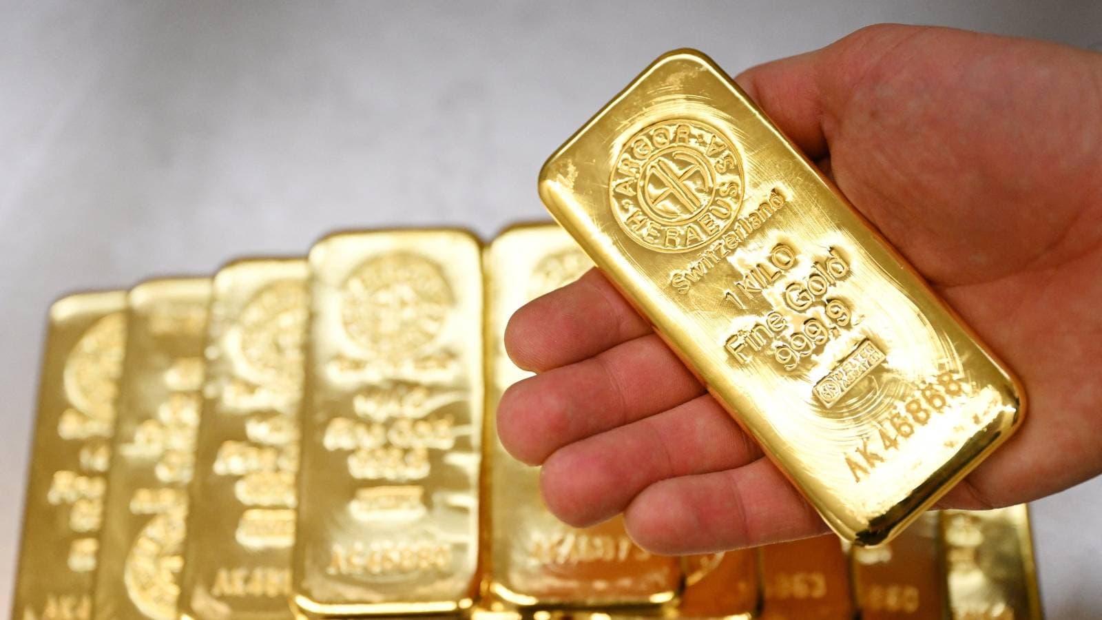 الذهب يتراجع 0.3% بعد اتفاق أمريكا وفيتنام .. والأنظار على تقرير الوظائف