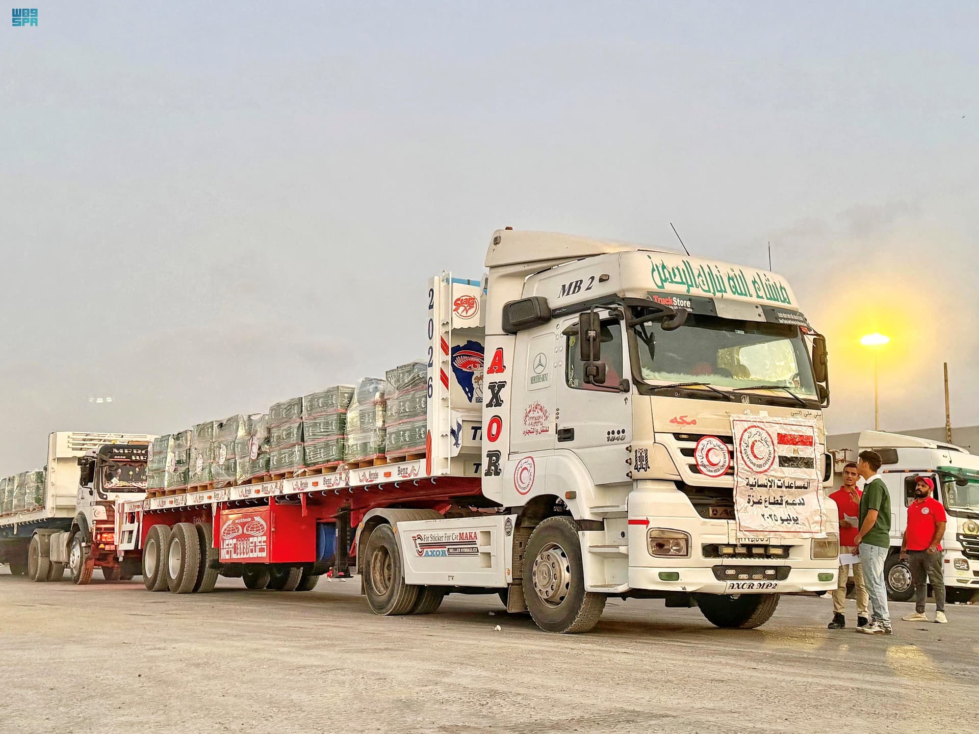شاحنات إغاثية سعودية 