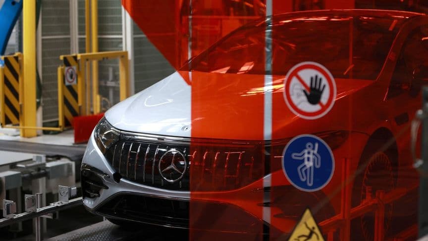 "مرسيدس" و"بورشه" تخفضان توقعات الأرباح بفعل رسوم ترمب