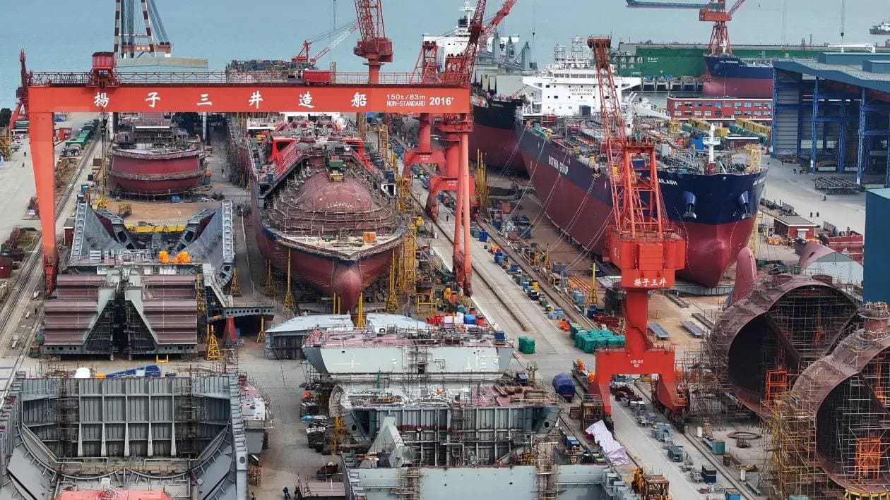 صراع أمريكا والصين في صناعة السفن يفتح نافذة جديدة لكوريا واليابان