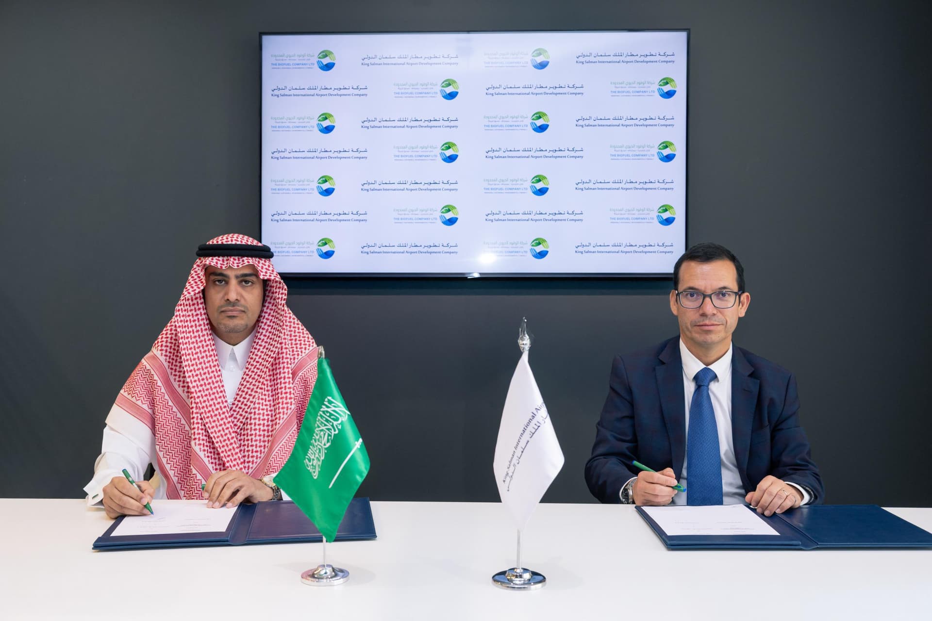 مذكرة تفاهم لاستخدام الوقود الحيوي في إنشاء مطار الملك سلمان الدولي