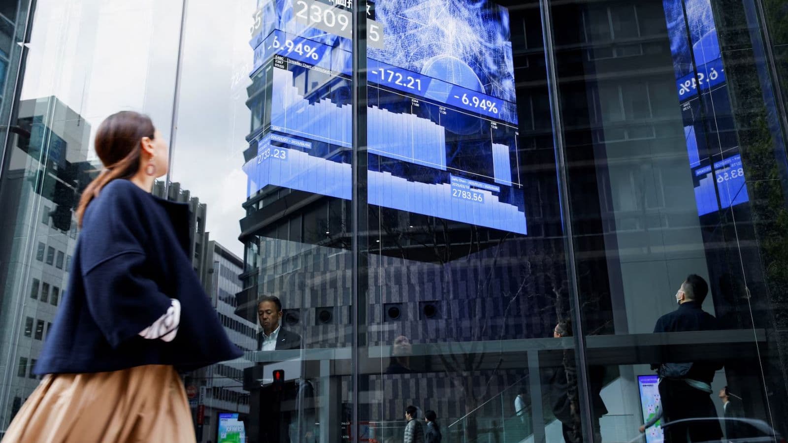 ديون الأسواق الناشئة تحقق مكاسب تاريخية بفضل المشككين في الدولار