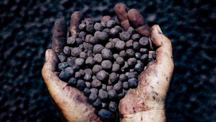 أسعار خام الحديد تتقلب مع تقييم السوق لإعلانات ترمب بشأن الرسوم