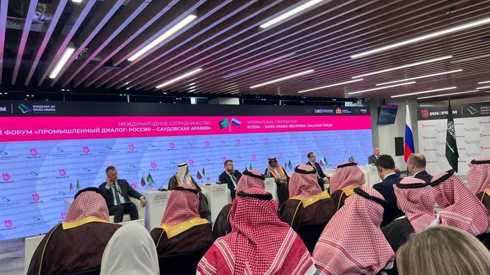 مساع سعودية لبناء تحالفات روسية في قطاعات التعدين والطاقة المتجددة