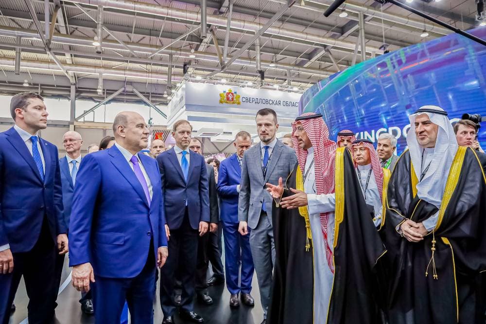 رئيس الوزراء الروسي يطلع على أحدث التقنيات الصناعية السعودية