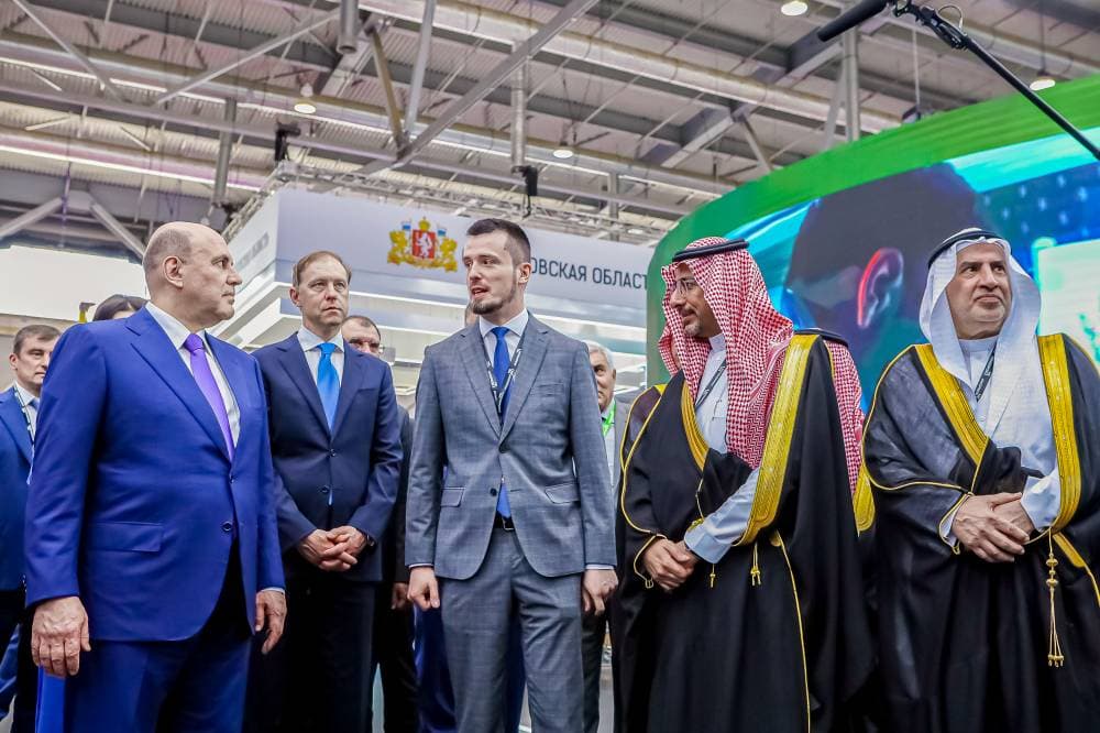 رئيس الوزراء الروسي يطلع على أحدث التقنيات الصناعية السعودية