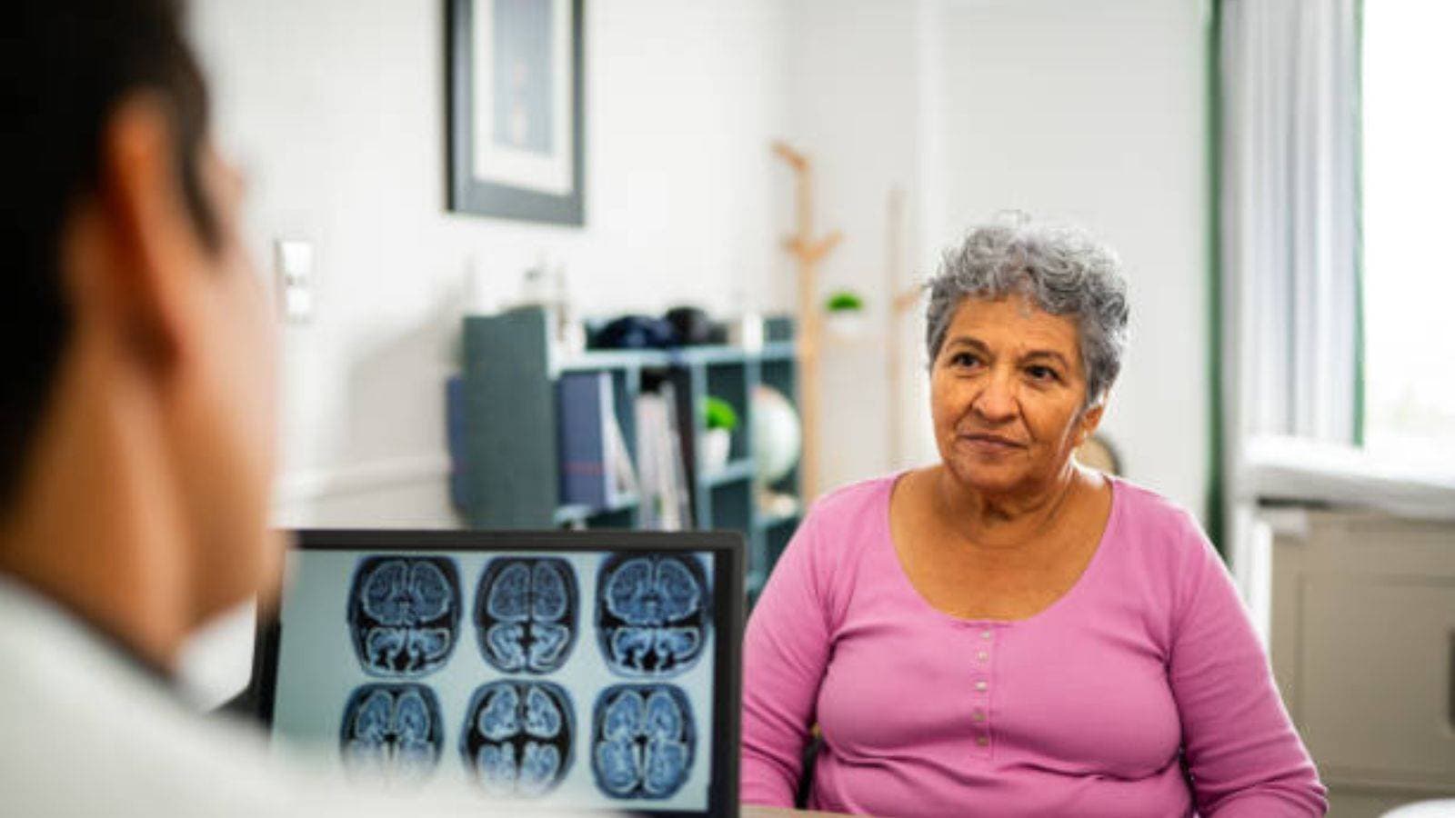 لماذا تُظهر النساء قابلية مضاعفة للإصابة بمرض ألزهايمر مقارنة بالرجال؟