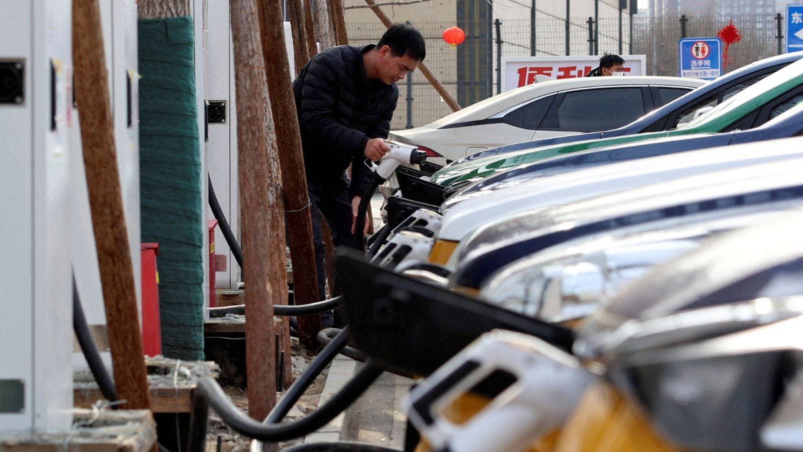 تراجع نمو مبيعات السيارات الكهربائية عالميا إلى 21 % في يوليو