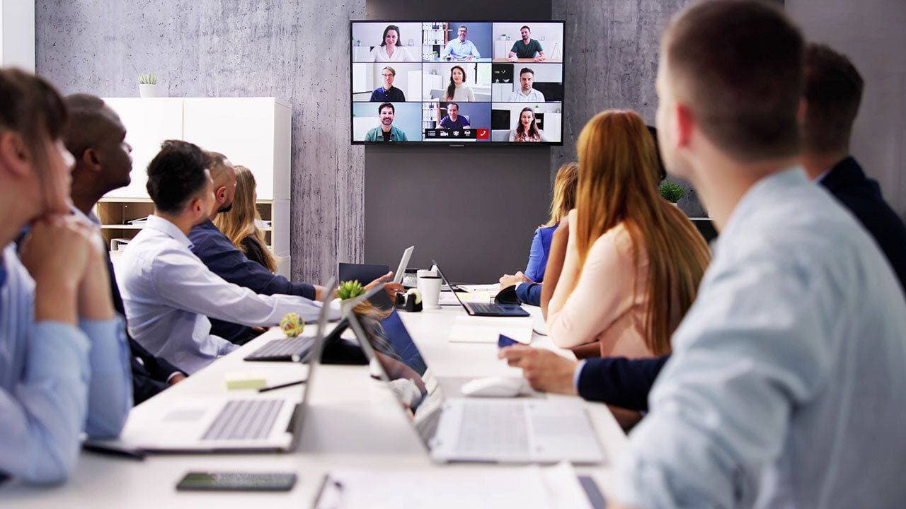 ازدواجية معايير قادة الشركات .. يفرضون العودة إلى المكاتب لكنهم يعملون عن بُعد