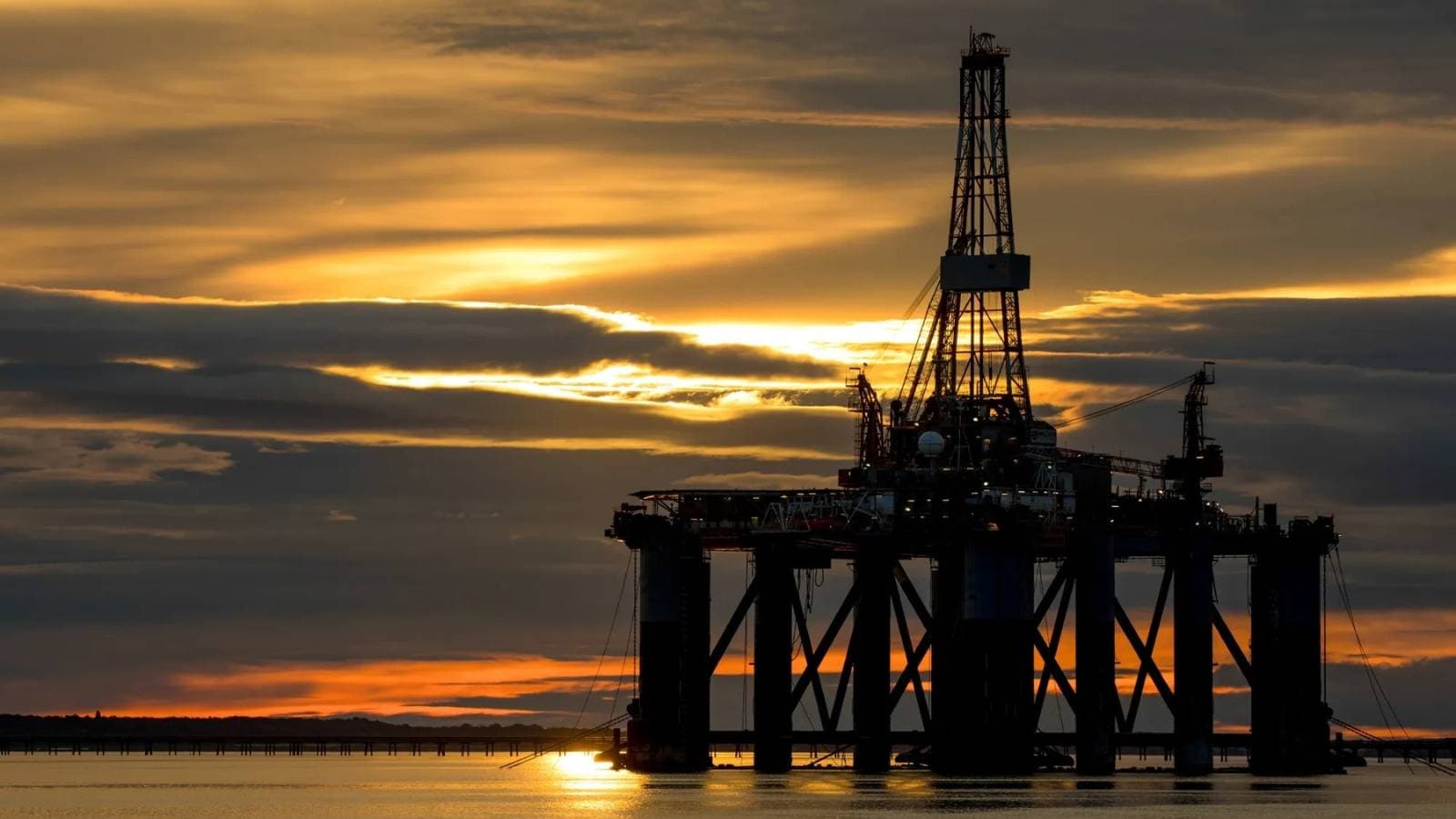 النفط عند أدنى مستوى في شهرين نتيجة ارتفاع مخزونات الخام الأمريكية