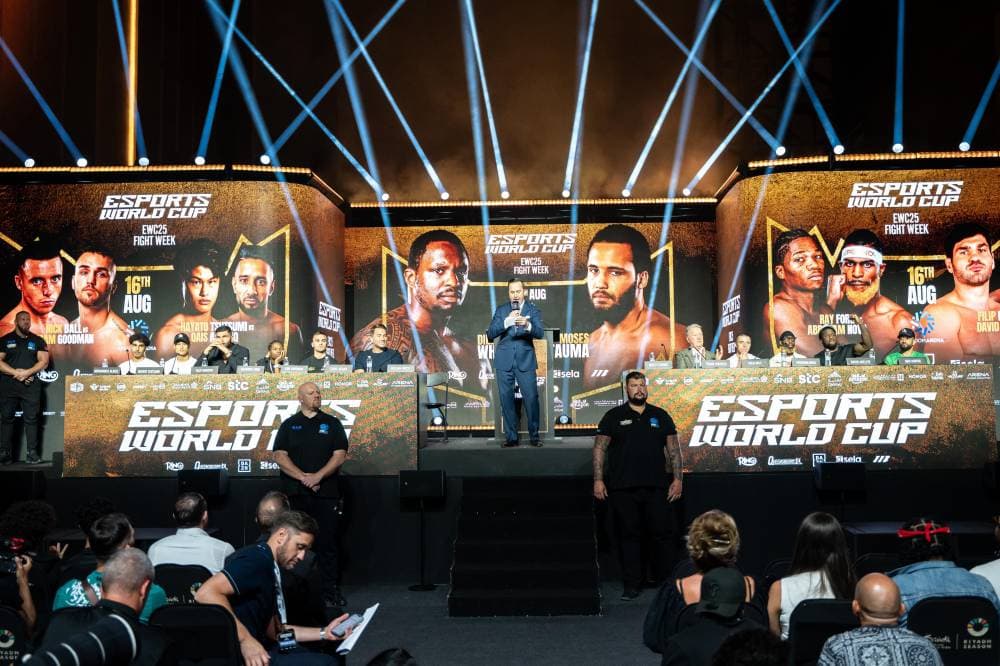 إيتاوما ووايت يتواجهان في المؤتمر الصحفي قبل نزال قمة الوزن الثقيل في الرياض