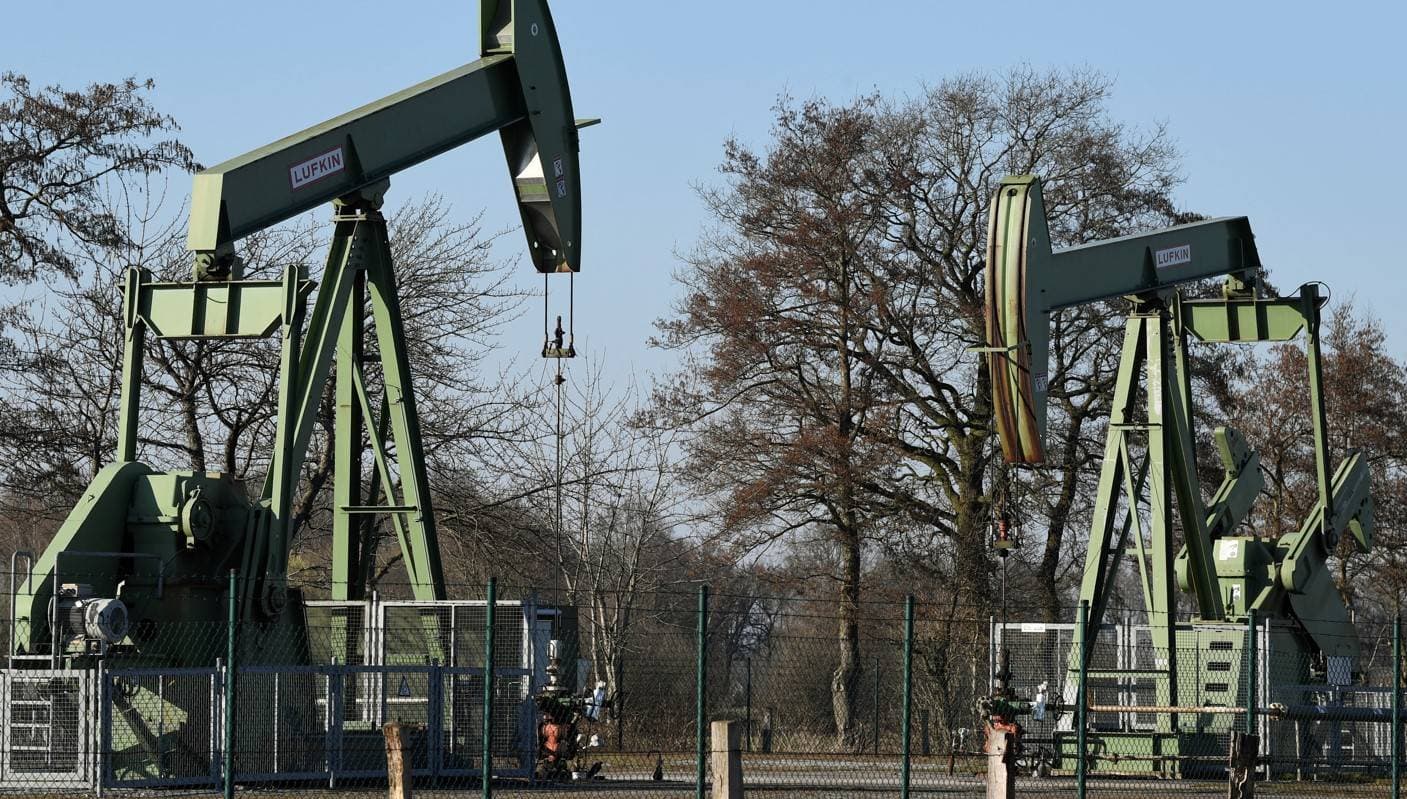 النفط يحافظ على مكاسبه قبيل قمة ترمب وبوتين