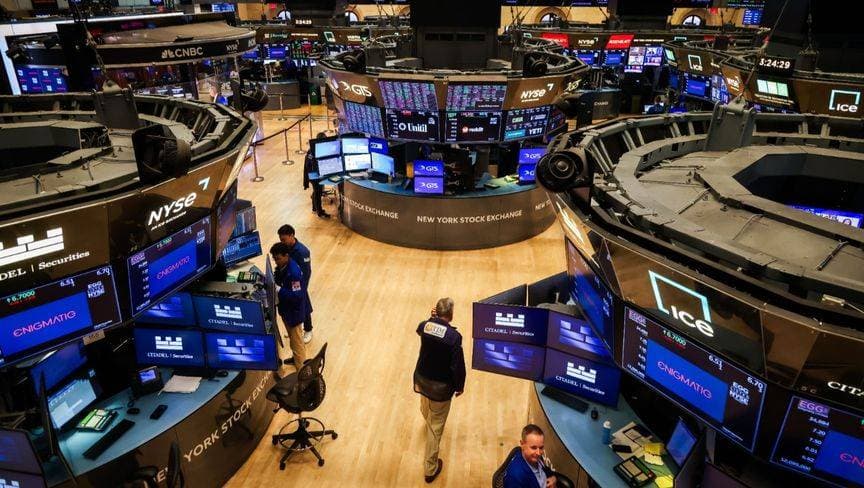 "وول ستريت" تواجه معضلة التحوط مع تضخم التقييمات