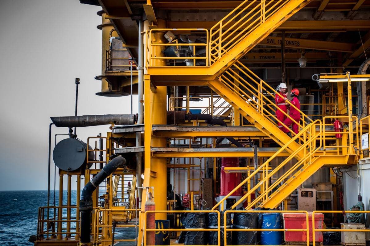 النفط يصعد إلى 66.35 دولار للبرميل بعد تراجع مخزونات الخام الأمريكية