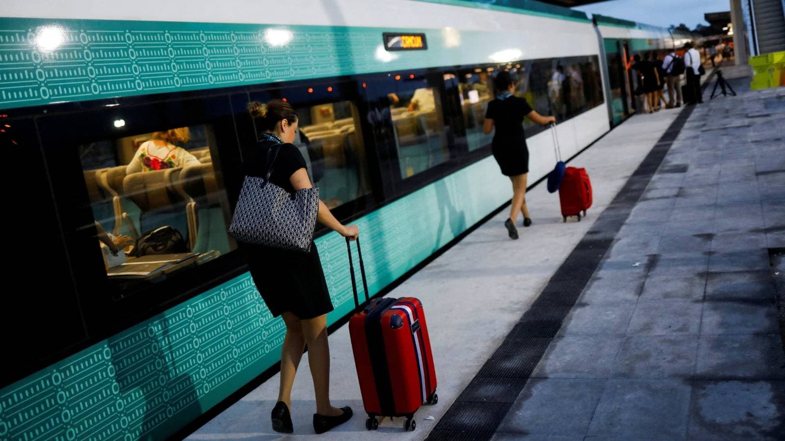 جرينبيس : السفر بالقطار في أوروبا أنظف للمناخ لكنه أغلى من الطيران