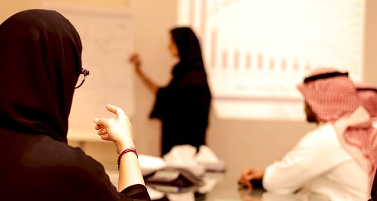 السعودية تعزز تمكين المرأة في سوق العمل.. يشغلن 321 ألف منصب قيادي  