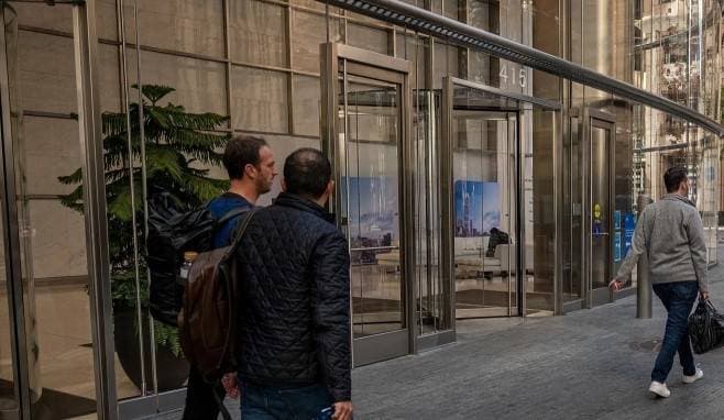 من التنقل بين الوظائف إلى التشبث بها: ملامح سوق العمل الأمريكي في 2025