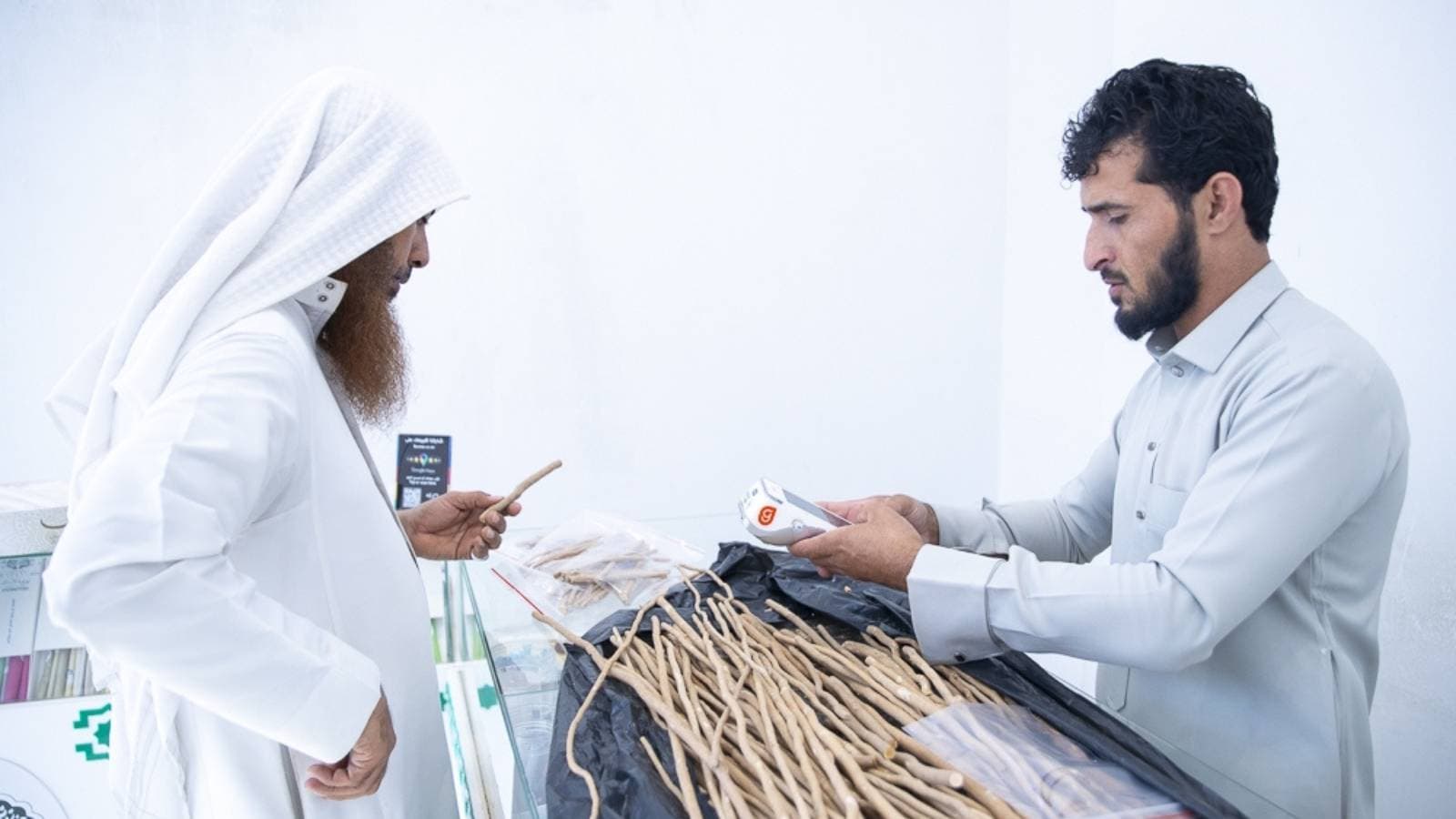 من الفنادق إلى بيع المساويك.. أجهزة الدفع الإلكتروني تنتشر في شوارع السعودية