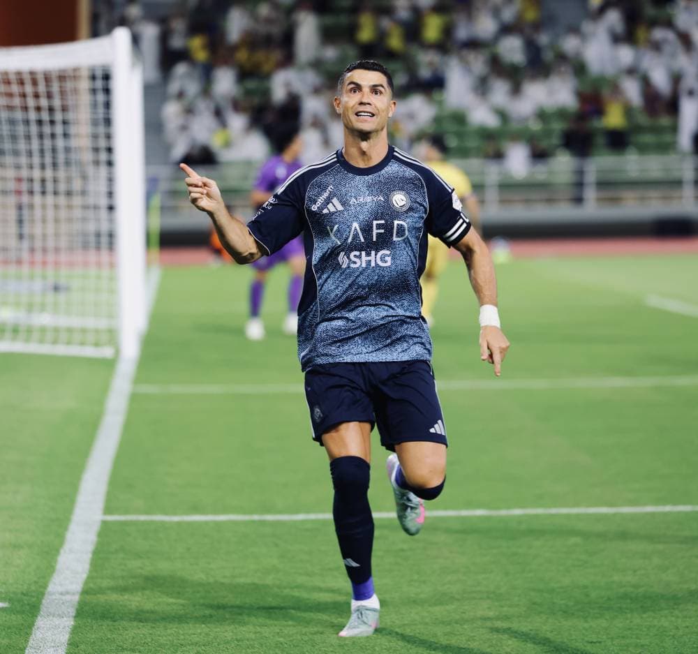 تقليص الإعلانات التجارية على قمصان فرق "روشن" إلى 6