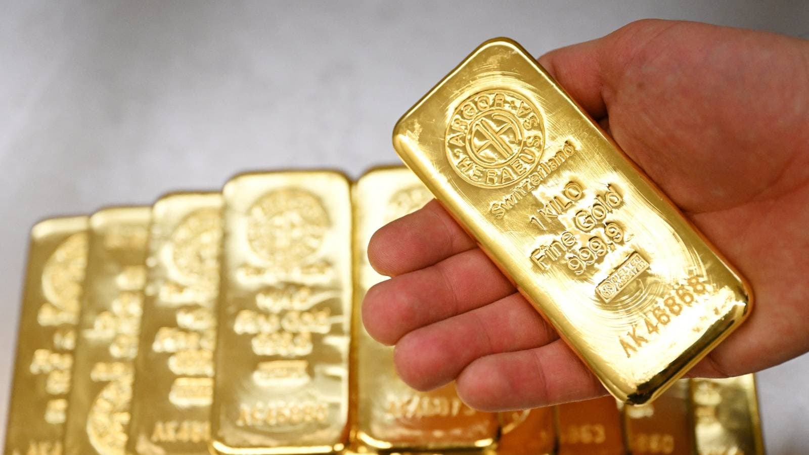 الذهب ينخفض بفعل جني الأرباح بعد الارتفاع الحاد لجلسة الجمعة