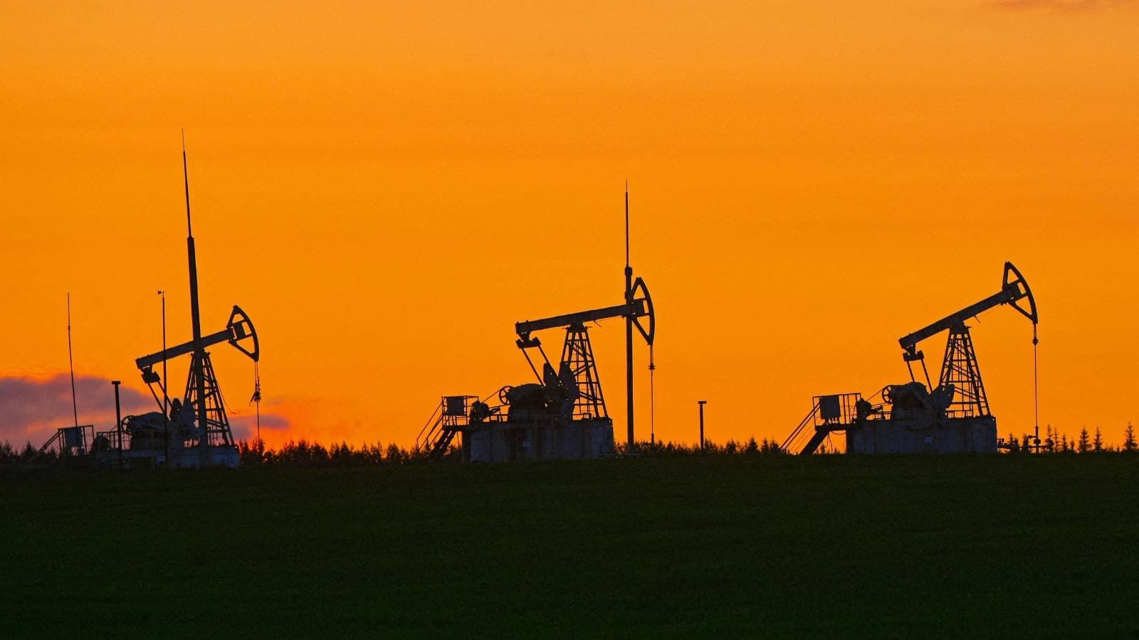 النفط يهبط بنحو 1% مع تراجع المخاوف من تعطل إمدادات روسيا