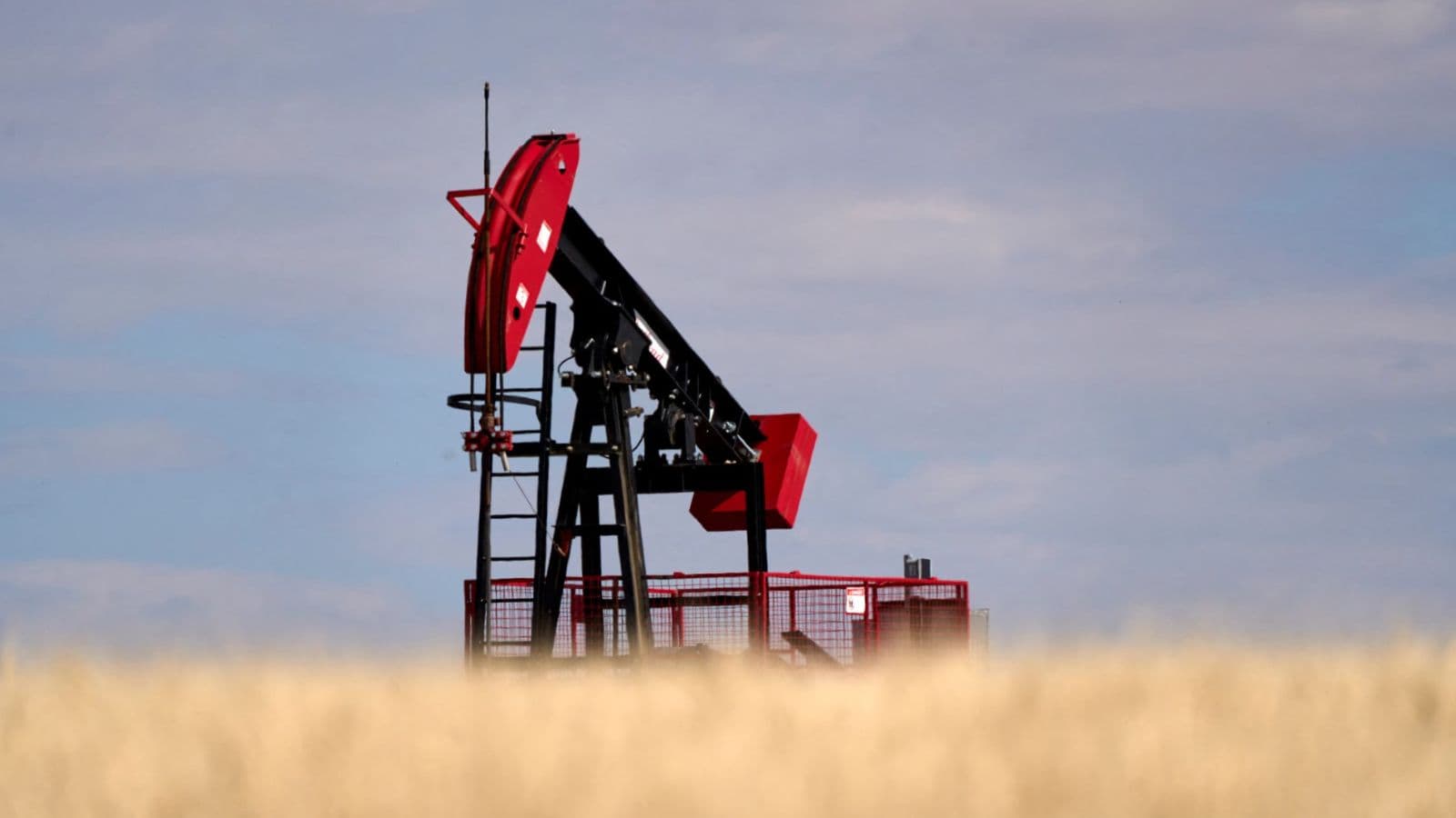 أسعار النفط تستقر بعد خسائر حادة متجاهلة تهديدات ترمب بشأن روسيا