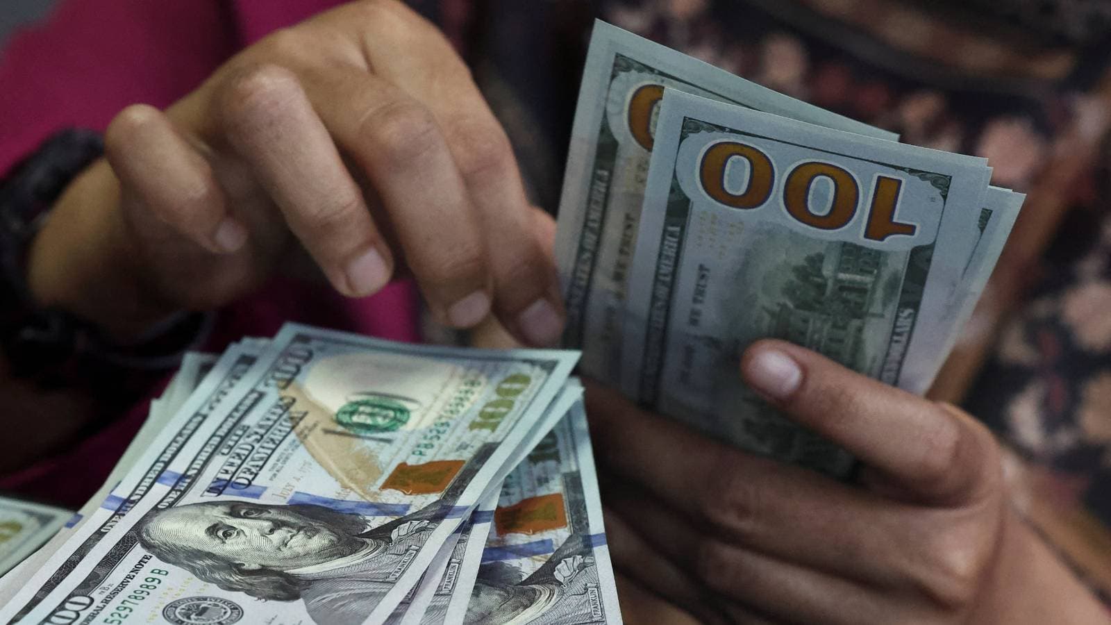 الدولار يتأرجح مع ترقب المستثمرين لمؤشرات سوق العمل الأمريكية