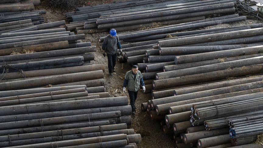 سعر الحديد يتراجع مع تراكم المخزونات وتباطؤ مصانع الصين