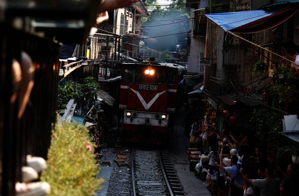 شارع القطار في هانوي .. مكان فريد حاولت السلطات إغلاقه وأنقذته السياحة