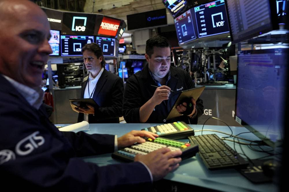 الأسهم الأمريكية تغلق عند مستوى قياسي مرتفع بدعم مكاسب "تسلا" و"ميكرون"