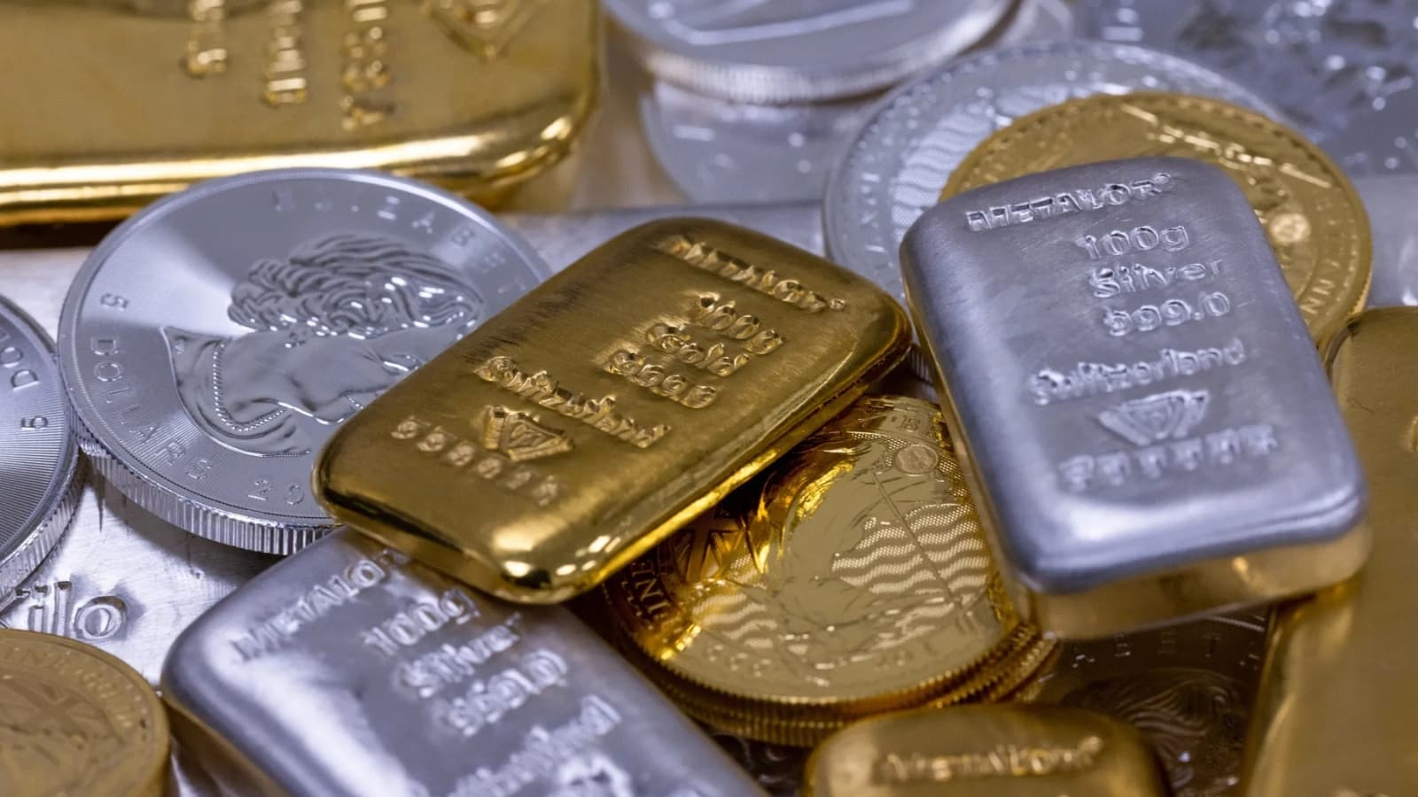 سعر الذهب قرب ذروته التاريخية .. والفضة تكسر مستواها القياسي