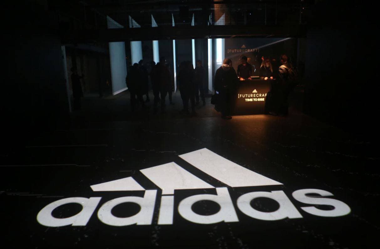 أديداس.. مواجهتان حربيتان قبل بلوغ الريادة عالميا 
